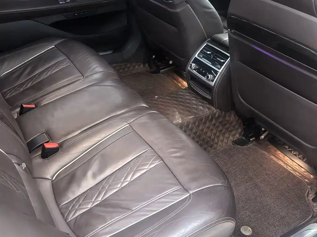 BMW 7 Series — миниатюра 5