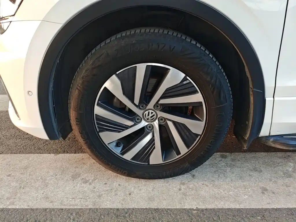Volkswagen Tiguan L PHEV — миниатюра 23