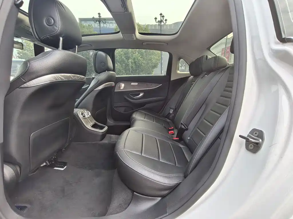 Mercedes-Benz E-Class — миниатюра 13