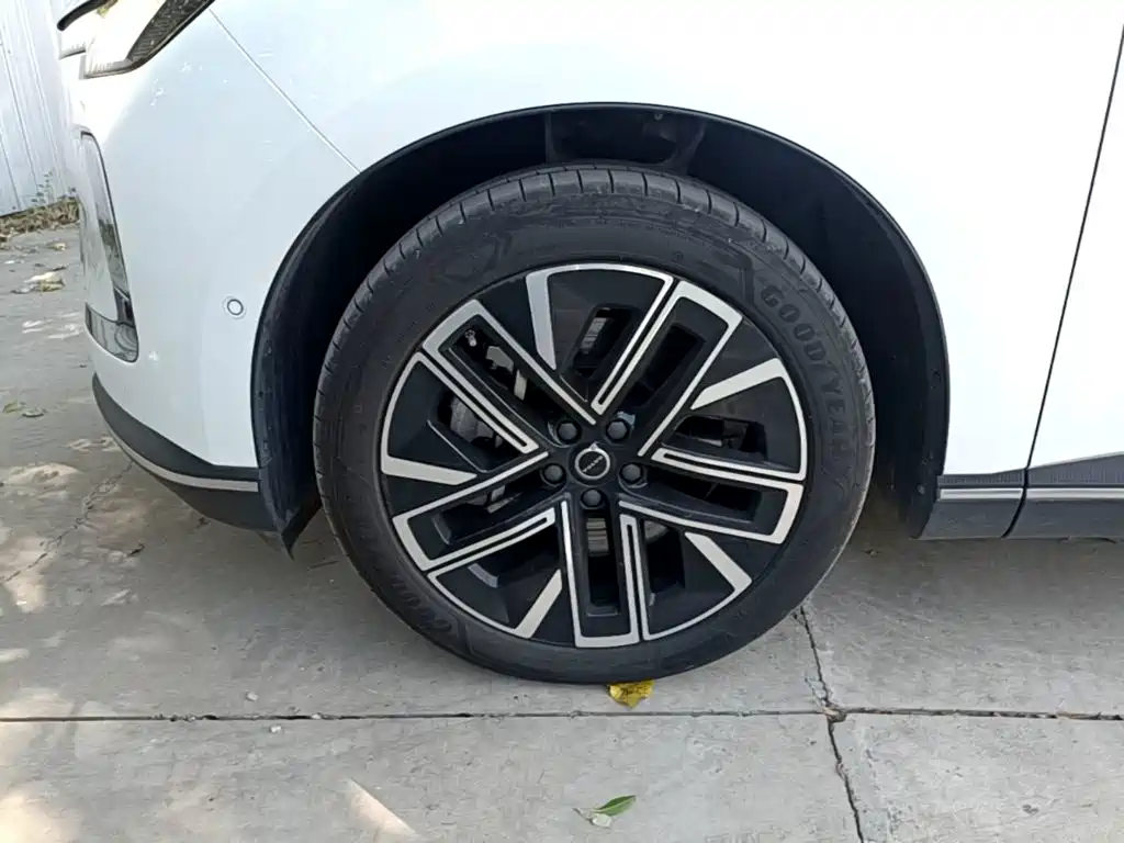 Volvo XC70 PHEV — миниатюра 23