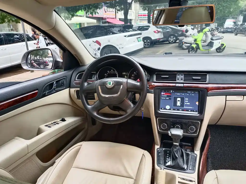 Skoda Superb — миниатюра 12