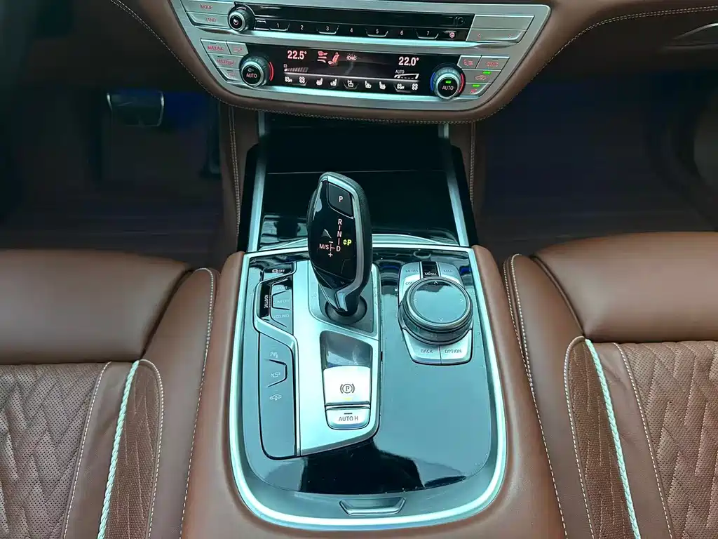 BMW 7 Series — миниатюра 24