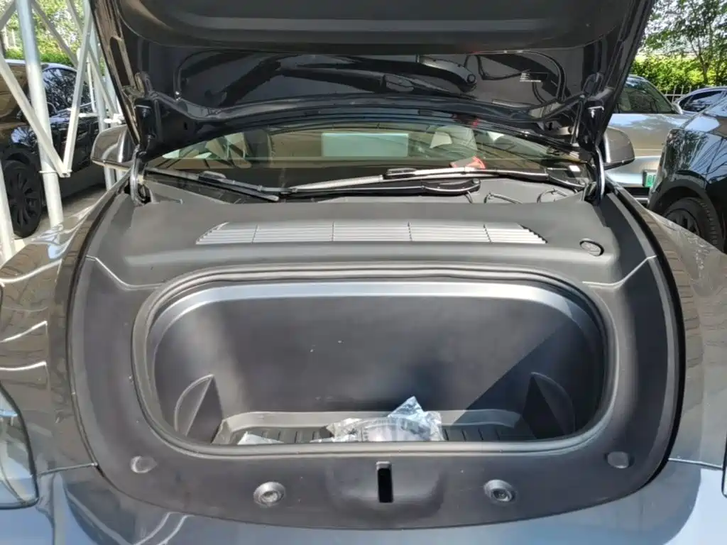 Tesla Model Y — миниатюра 20