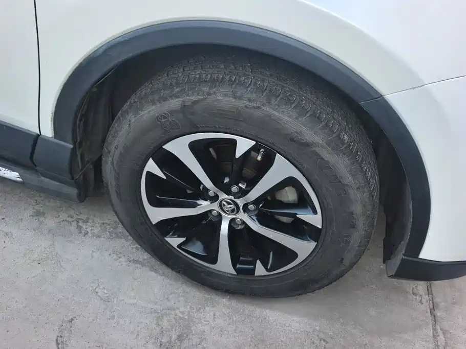 Toyota RAV4 — миниатюра 6