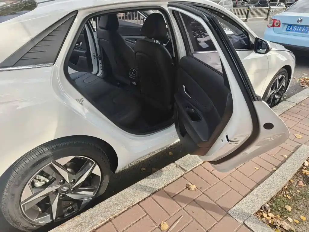 Hyundai Elantra — миниатюра 11