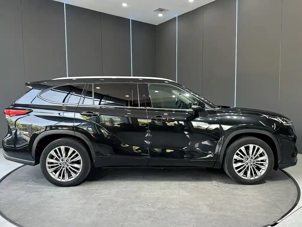 Toyota Highlander 2022 2.5L Luxury 7 мест