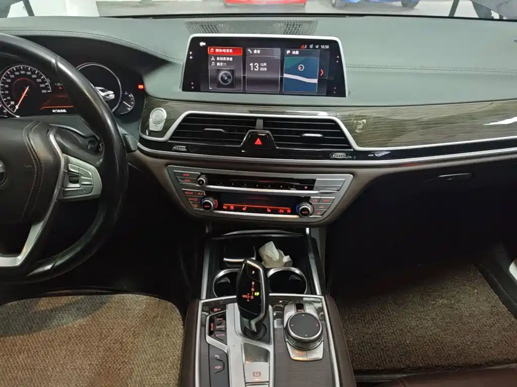 BMW 7 Series — миниатюра 13