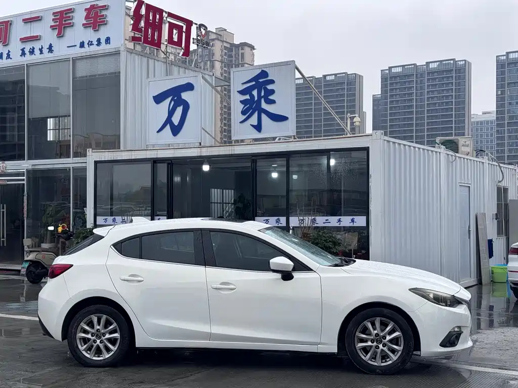 Mazda Mazda3 3 2014 1.5L AT Luxury
