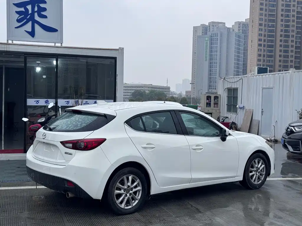 Mazda Mazda3 3 2014 1.5L AT Luxury