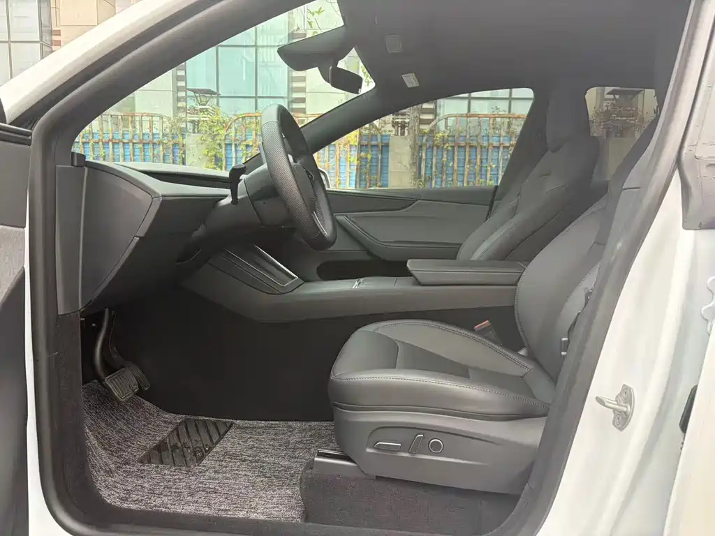 Tesla Model Y — миниатюра 8