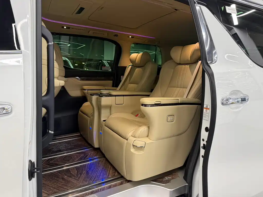 Toyota Alphard — миниатюра 5