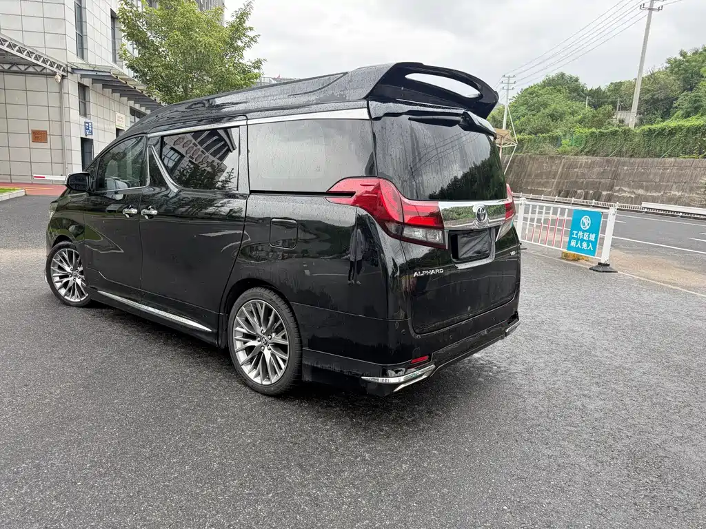 Toyota Alphard — миниатюра 3