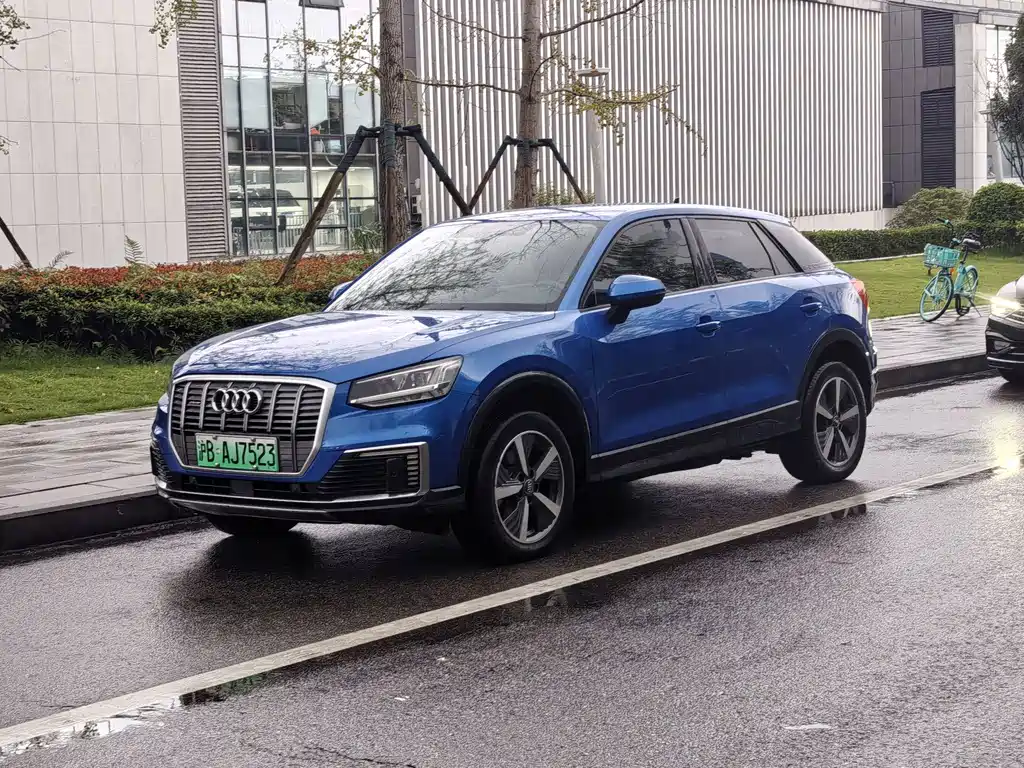 Audi Q2L E-tron