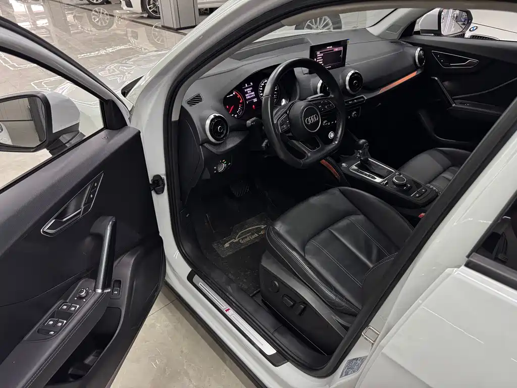 Audi Q2L - фото 8