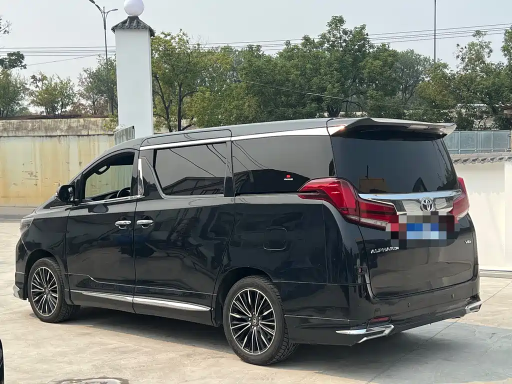 Toyota Alphard — миниатюра 11