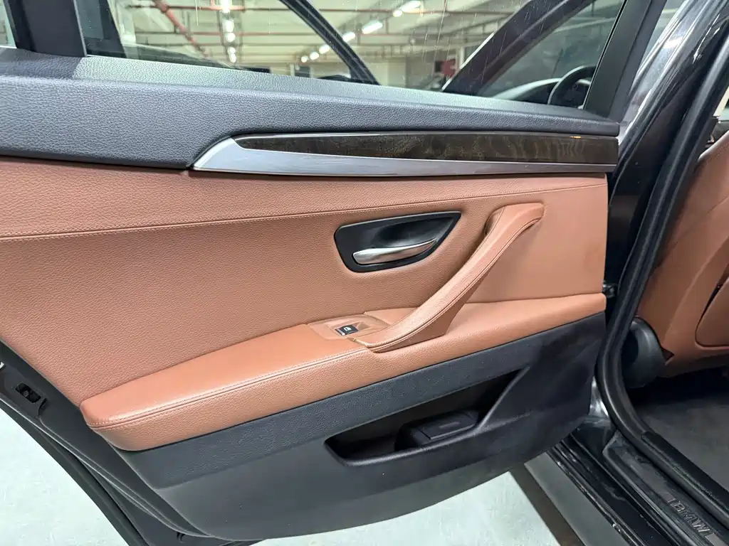 BMW 5 Series — миниатюра 6