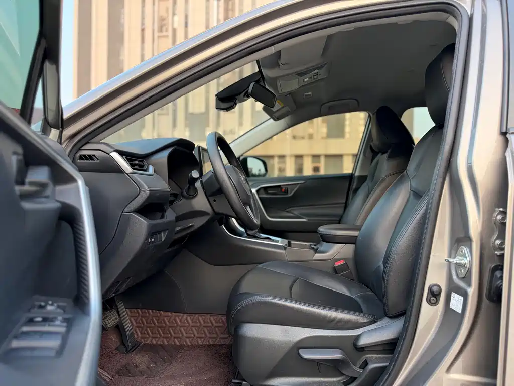 Toyota RAV4 — миниатюра 9