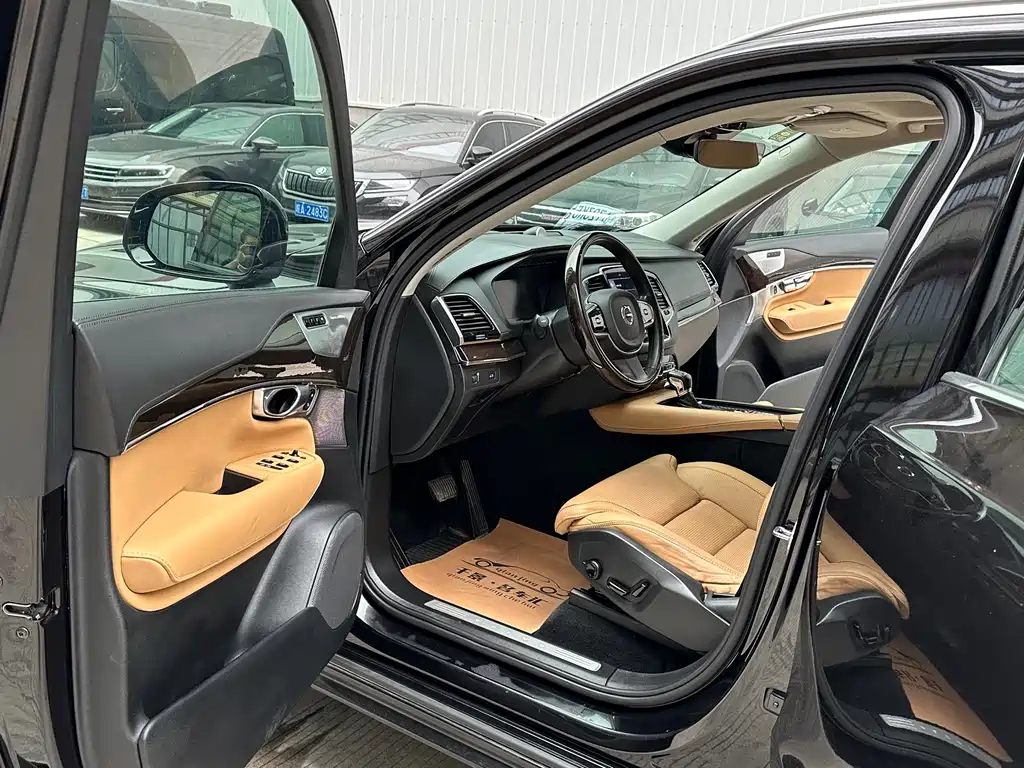 Volvo XC90 2015 T6 7 мест