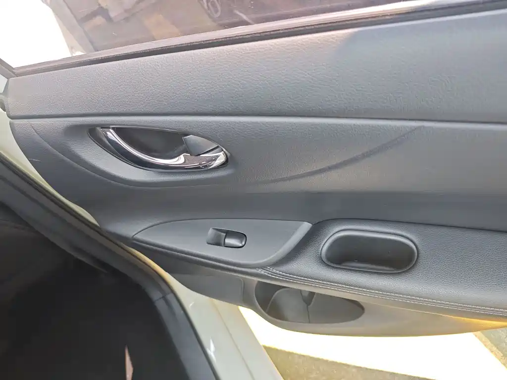 Nissan Tiida — миниатюра 8