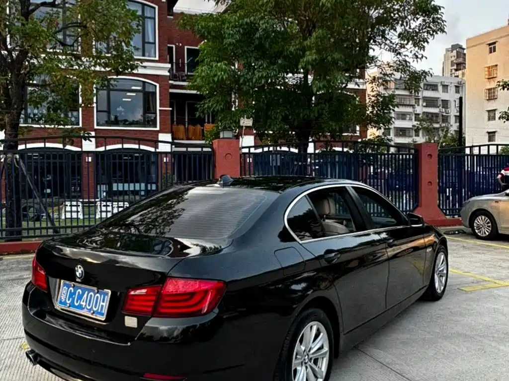 BMW 5 Series — миниатюра 10