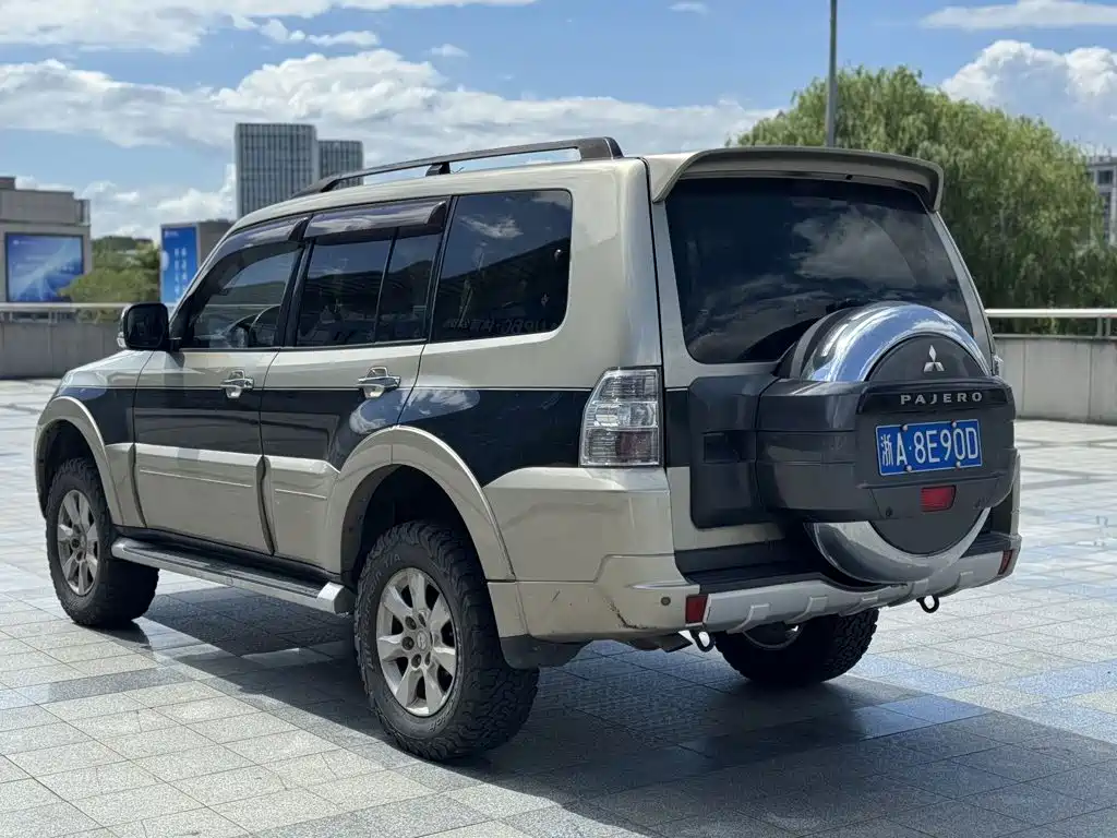 Mitsubishi Pajero (Import) — миниатюра 17