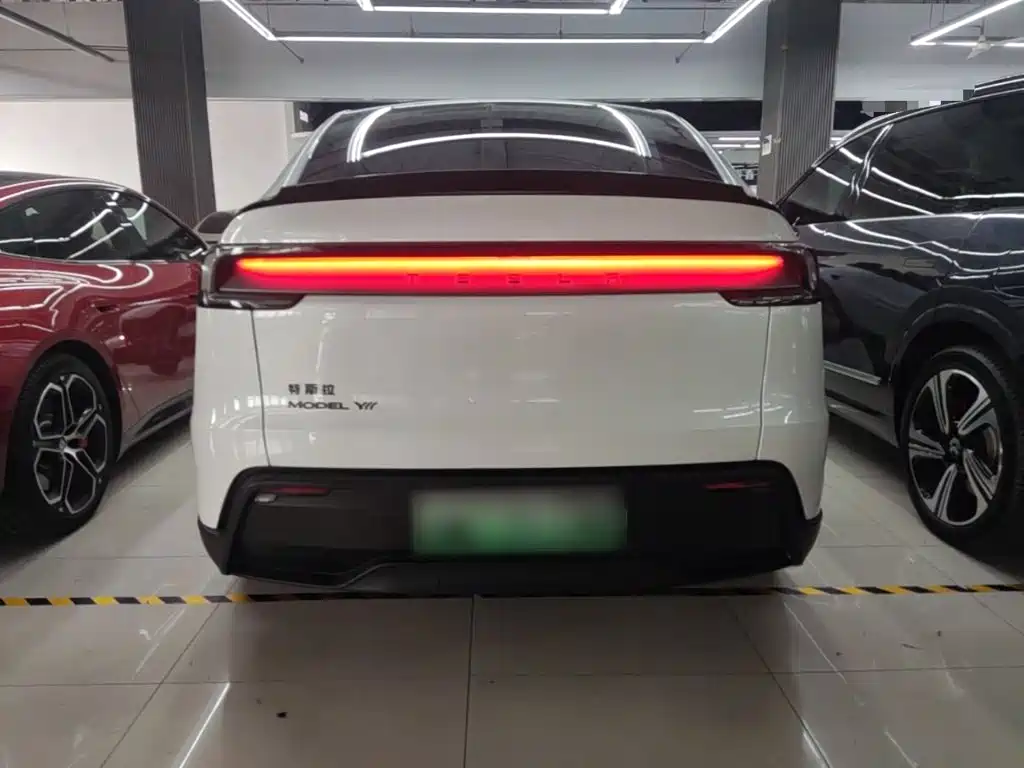 Tesla Model Y L — миниатюра 6