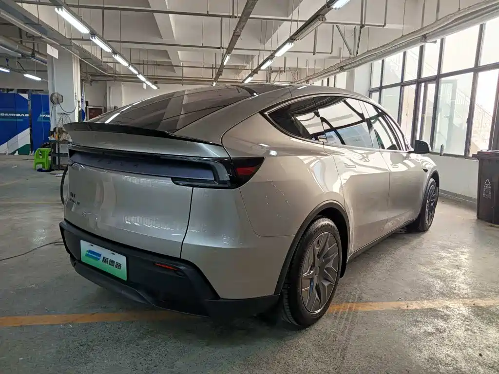 Tesla Model Y L — миниатюра 6