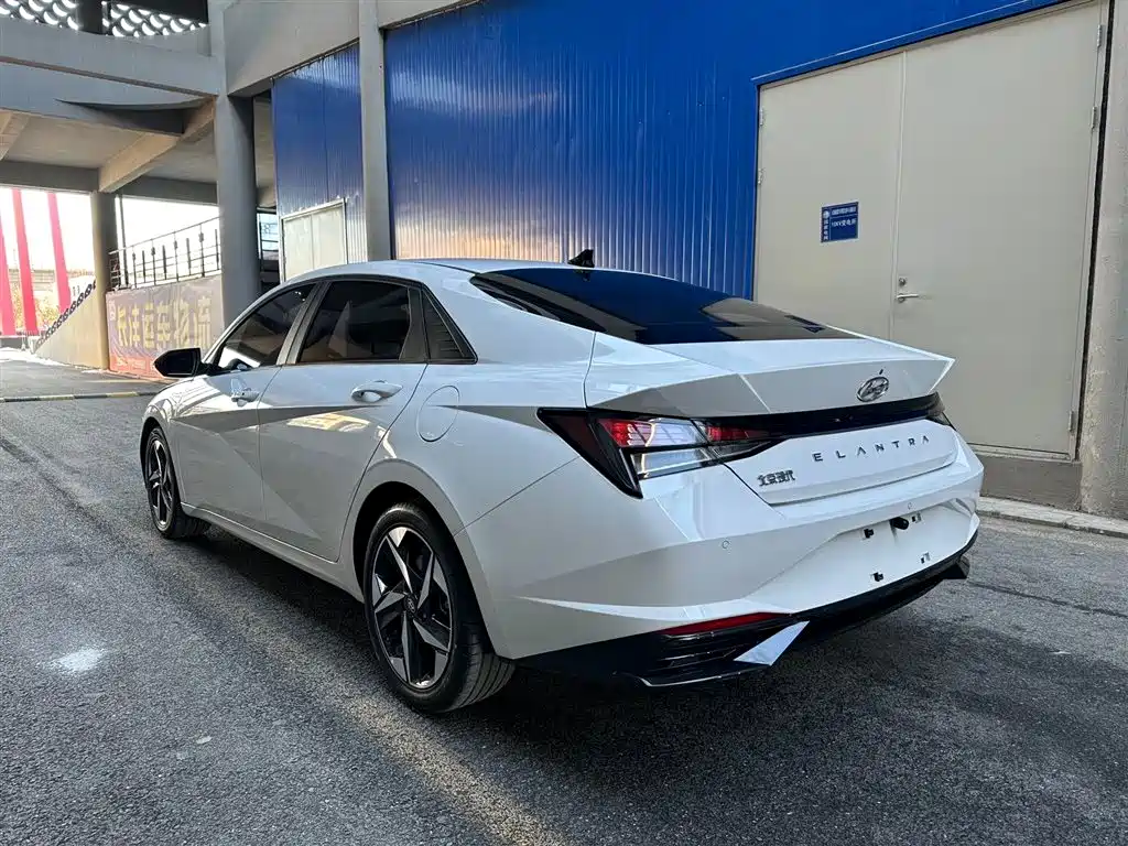 HYUNDAI ELANTRA