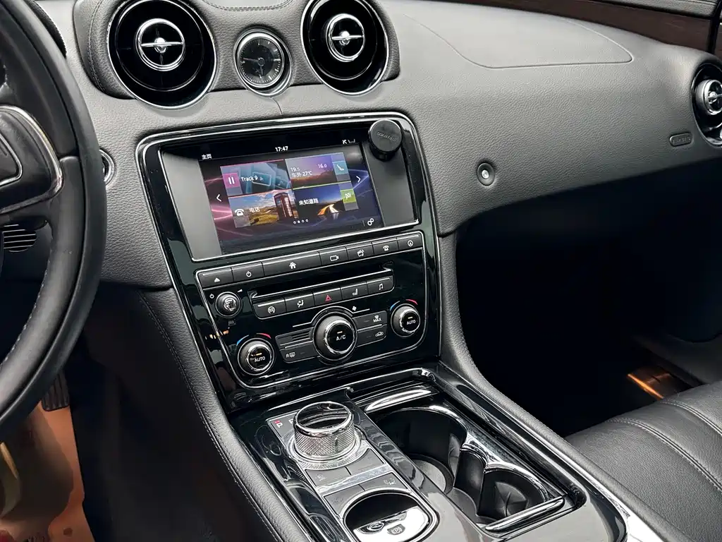 Jaguar XJ — миниатюра 11