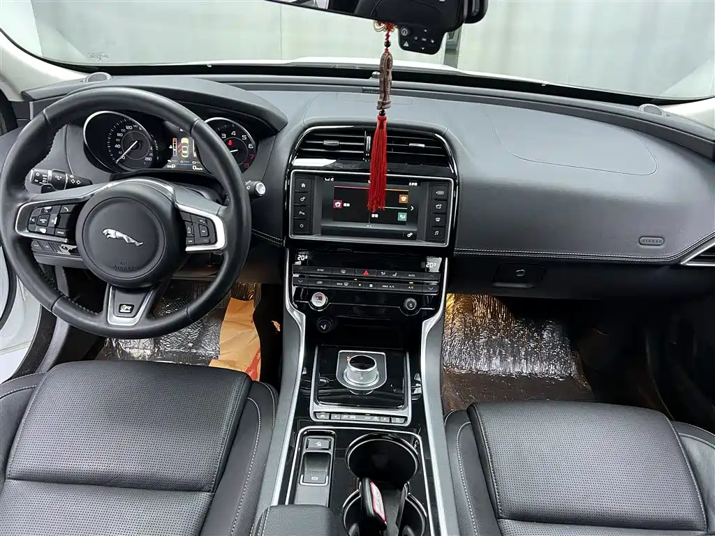 Jaguar XE 2015 2.0T 200PS R-Sport