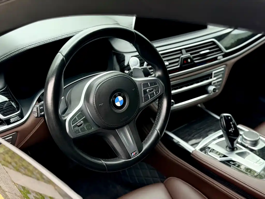 BMW 7 Series — миниатюра 12