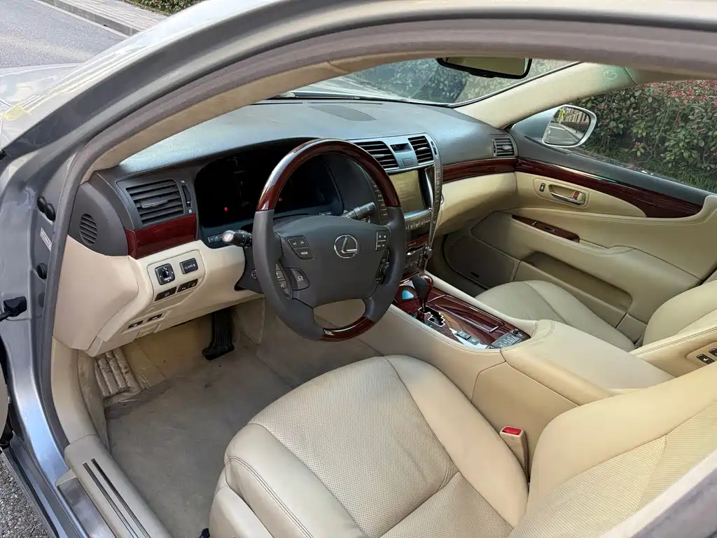 Lexus LS — миниатюра 8