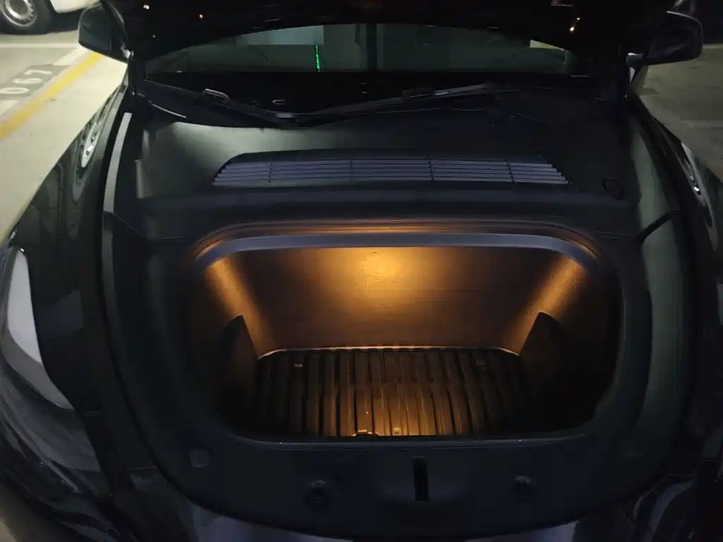 Tesla Model Y — миниатюра 22