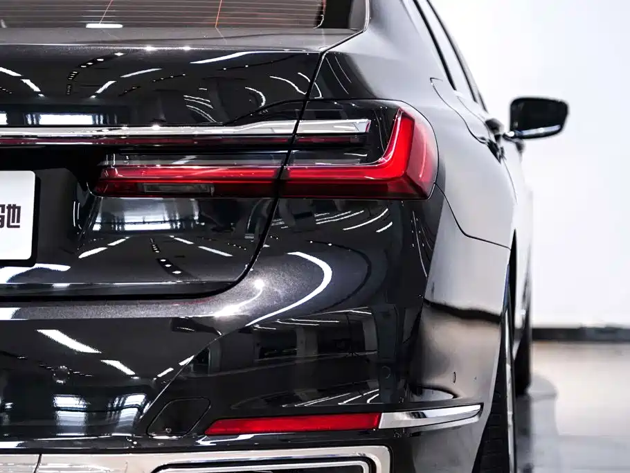 BMW 7 Series — миниатюра 11