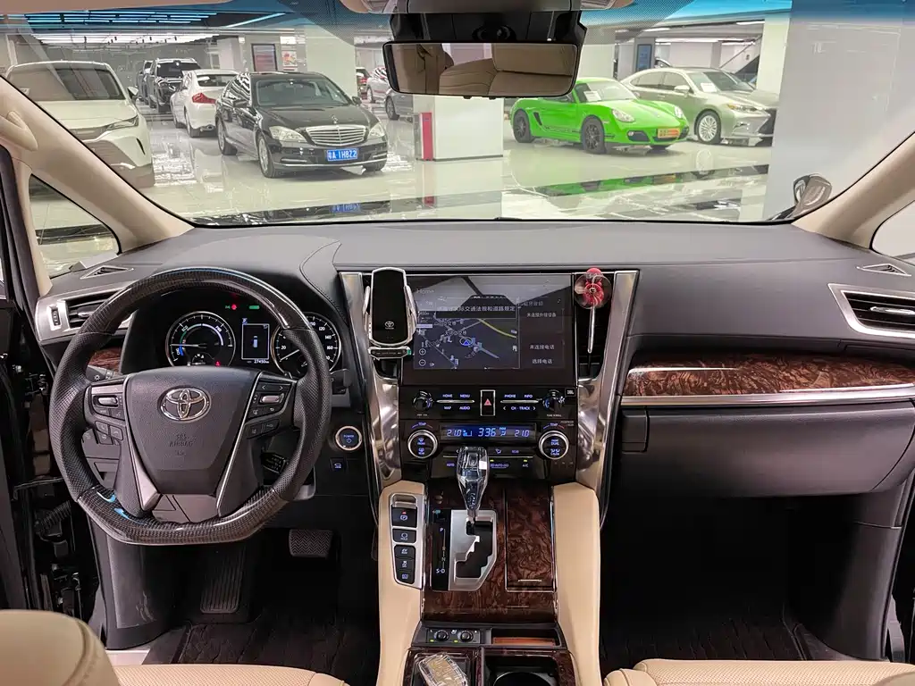 Toyota Alphard — миниатюра 20