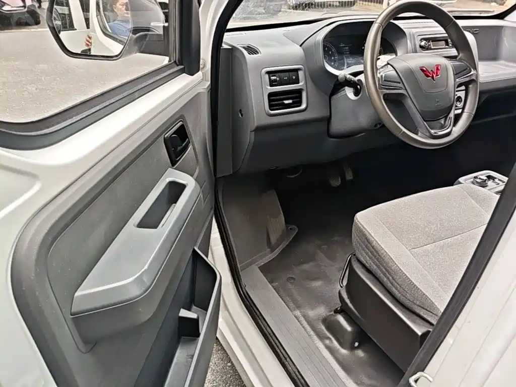 Wuling Yangguang — миниатюра 16