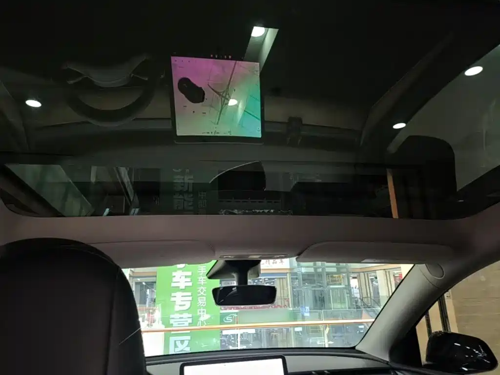 Tesla Model Y — миниатюра 18