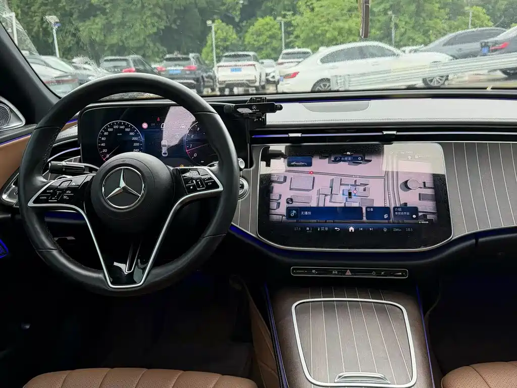Mercedes-Benz E-Class — миниатюра 6