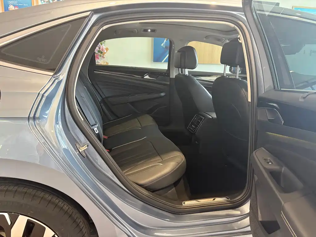 Volkswagen Passat 2022 330TSI Luxury