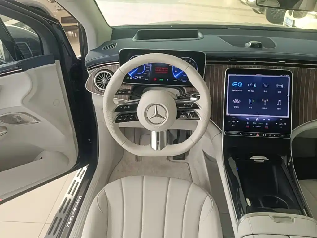 Mercedes-Benz EQE SUV — миниатюра 11