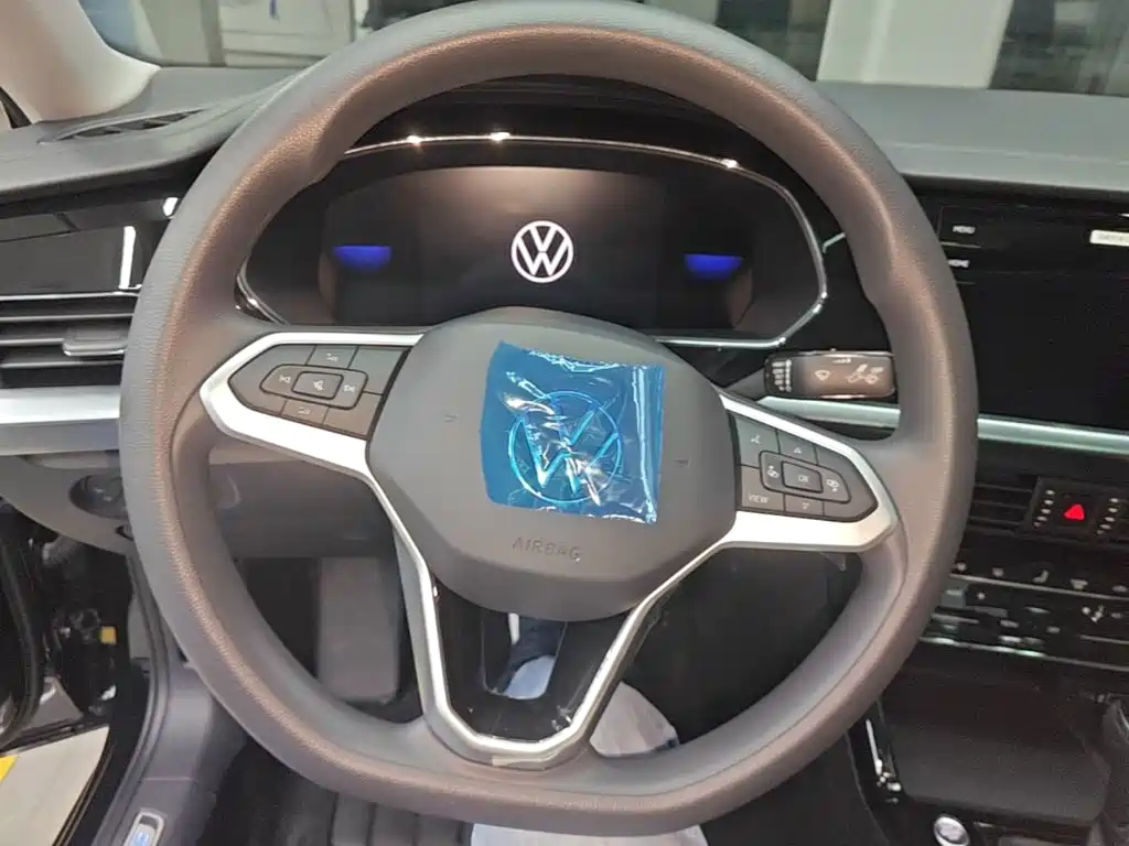 Volkswagen Passat PHEV — миниатюра 11