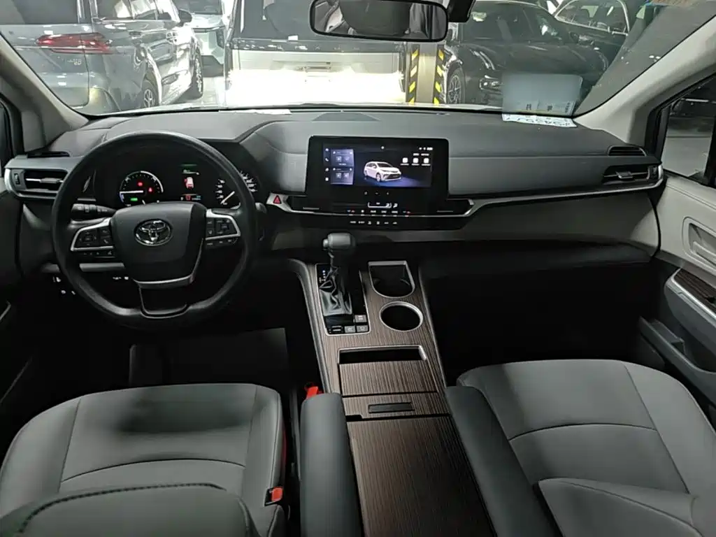 Toyota Granvia — миниатюра 10