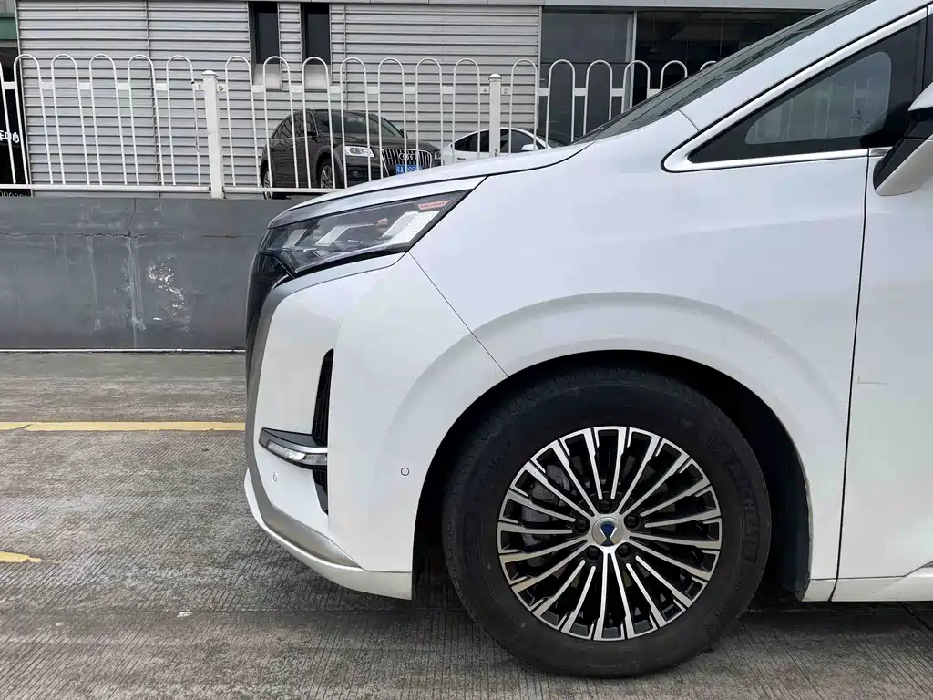 Denza D9 2022 EV 600 Flagship
