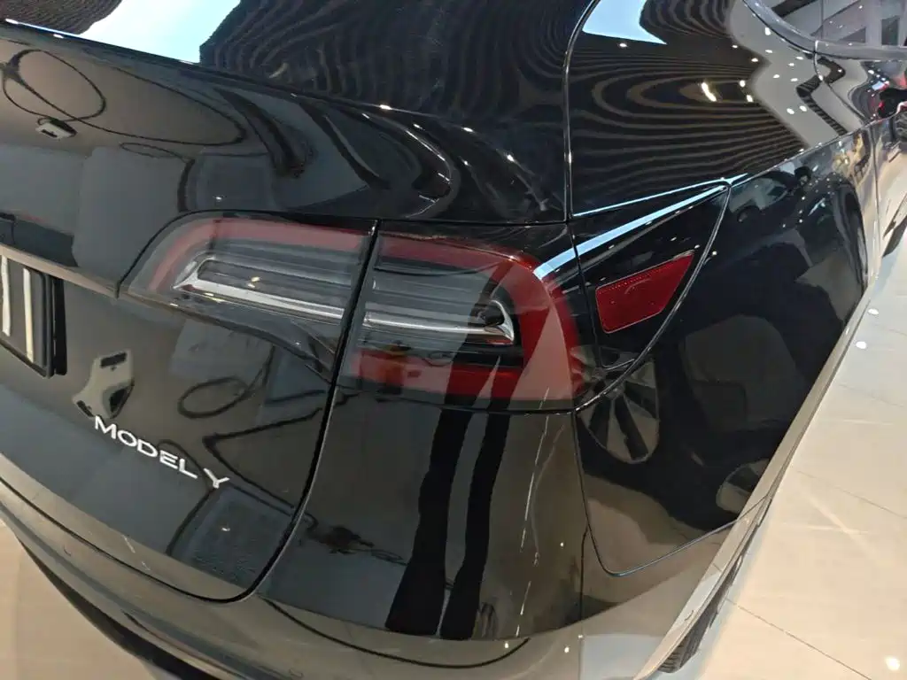 Tesla Model Y — миниатюра 8