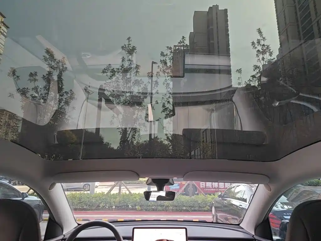 Tesla Model Y — миниатюра 18