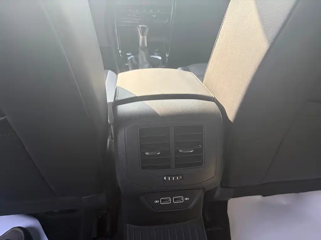 Volkswagen T-Roc — миниатюра 11