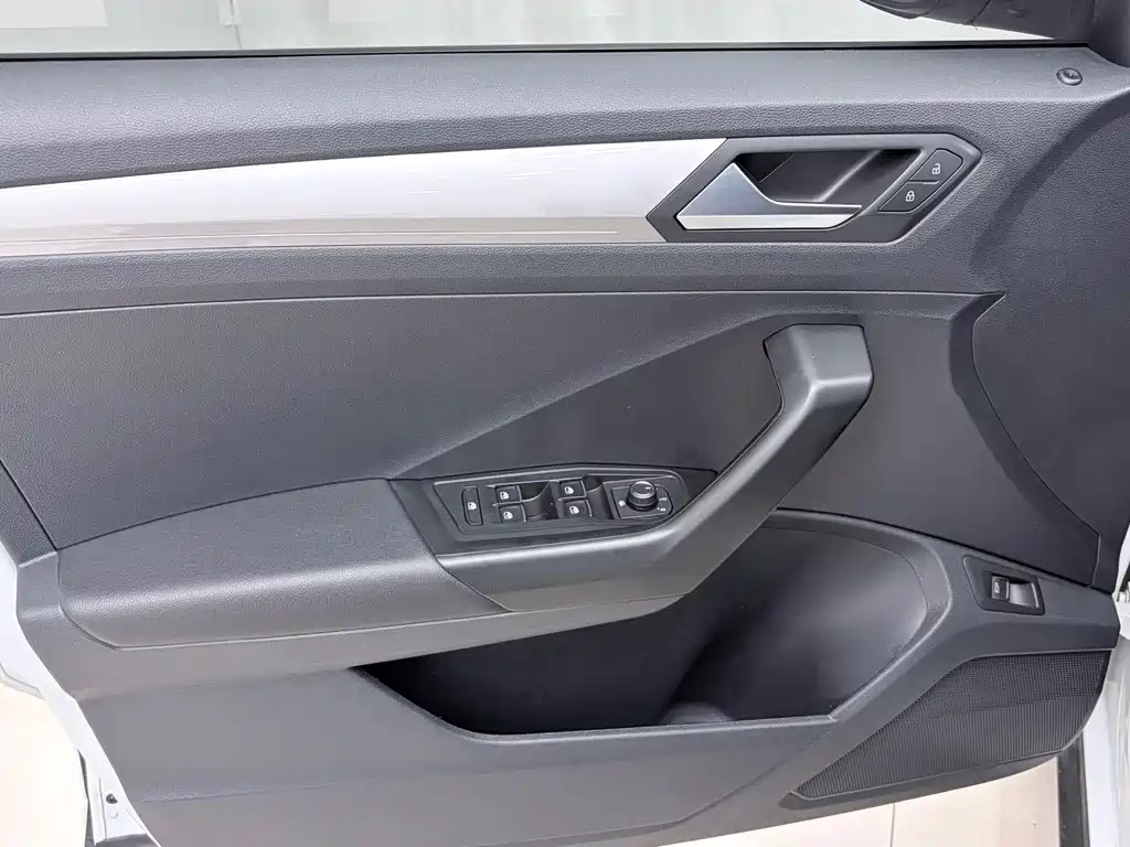 Volkswagen T-Roc — миниатюра 7