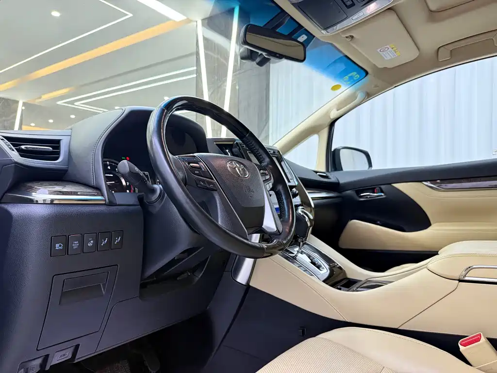 Toyota Alphard — миниатюра 5