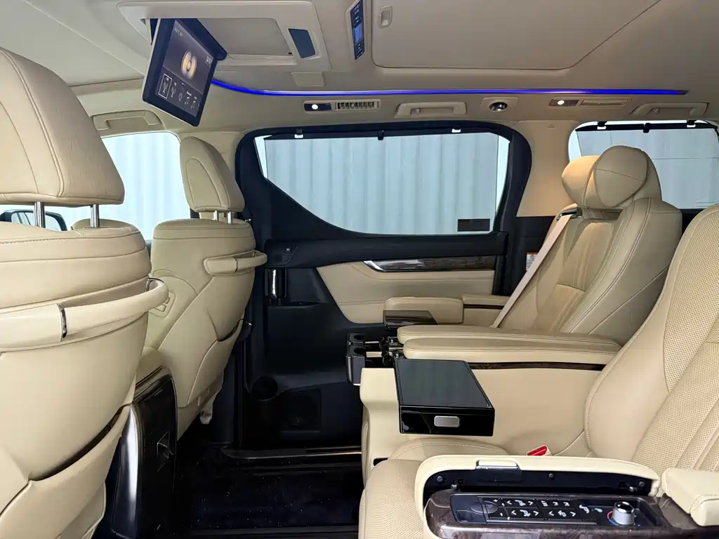 Toyota Alphard — миниатюра 8