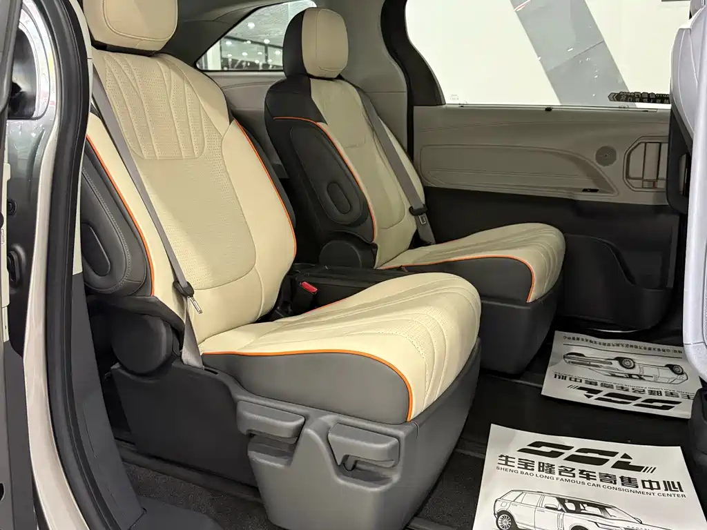 Toyota Sienna — миниатюра 12